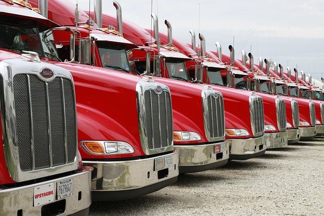 červené kamiony